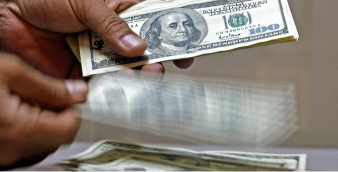 ¿Cuánto gana un mexicano al mes en dólares?