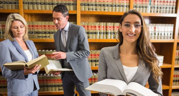 ¿Cuánto gana una licenciada en Derecho en México?